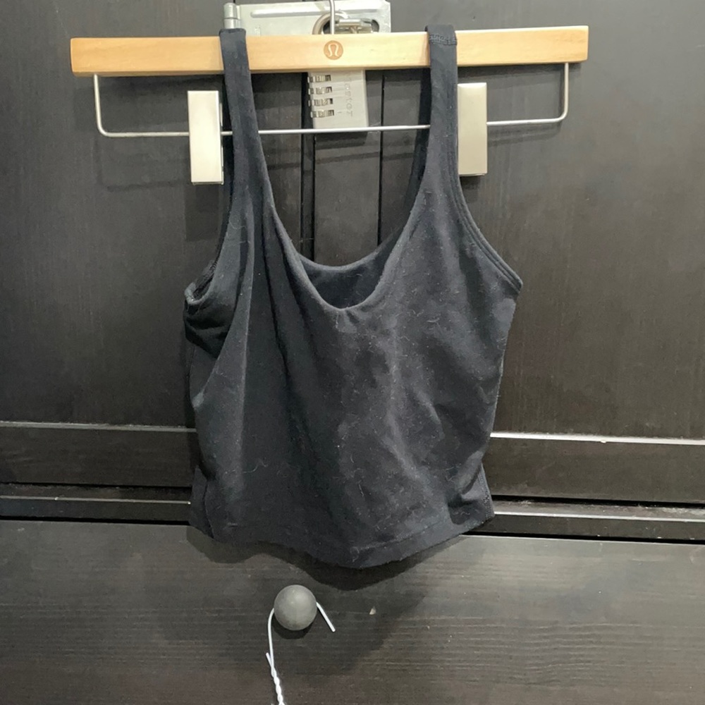 black lululemon tank